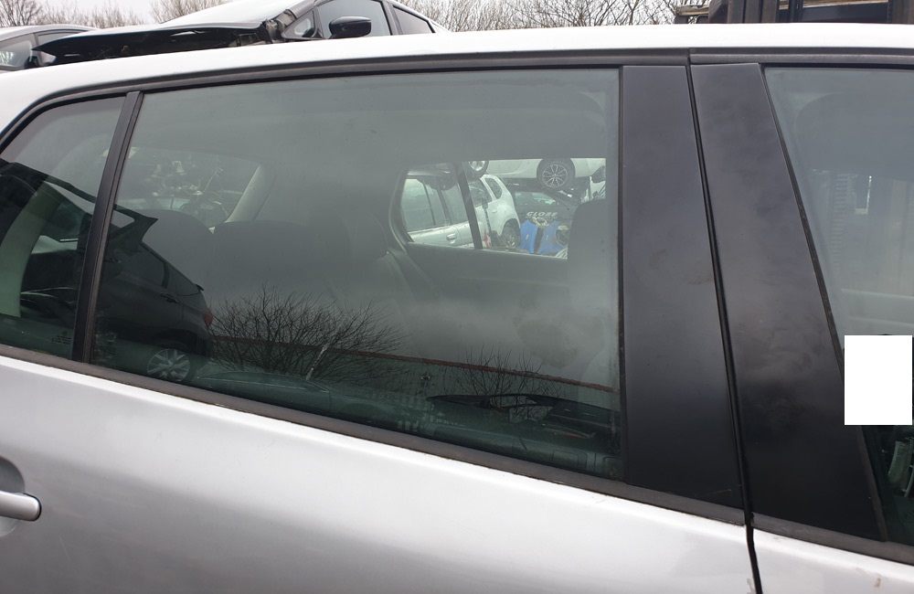 VW Golf SE TDI Door window glass driver side rear